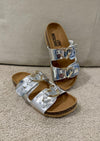 CHINELO METALIZADO LOVE MOSCHINO